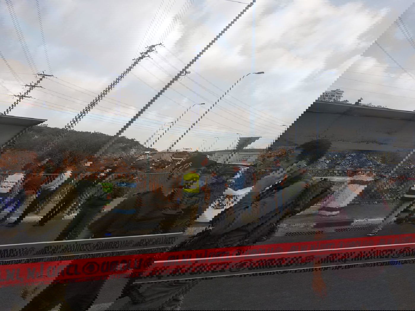 פלסטיני זינק עם סכין; חייל נטרל אותו בירי