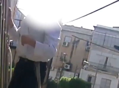 ילד בני ברקי טיפס על בניין ותלש שלט 'עץ' • צפו