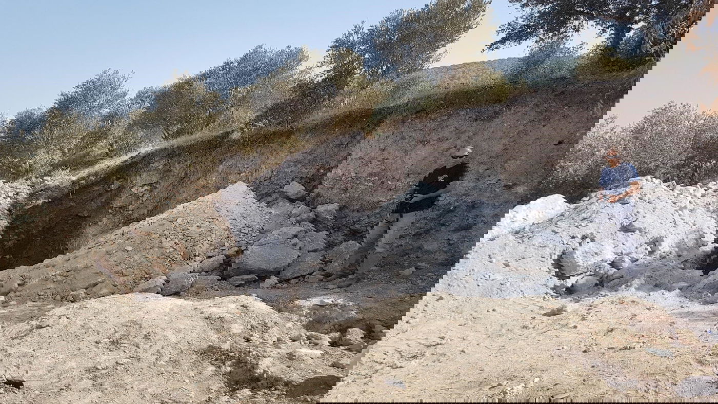 הרסו יישוב יהודי עתיק בדחפור ונעצרו • צפו