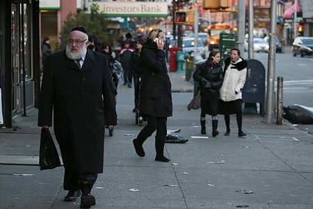 רחוב שוקק חיים בבורו פארק. למצולמים אין קשר לכתבה