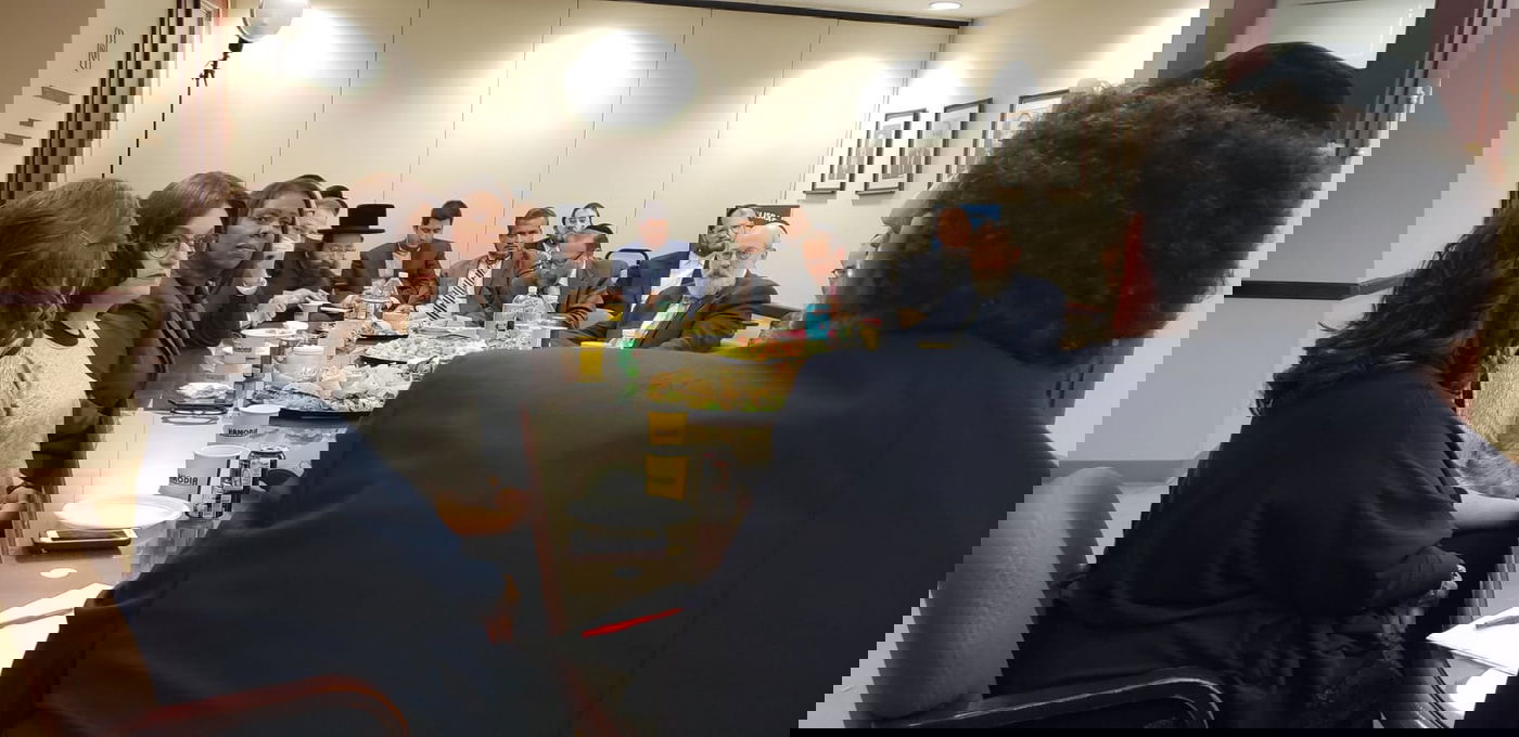 ג'יימס באסיפת 'אגודת ישראל'