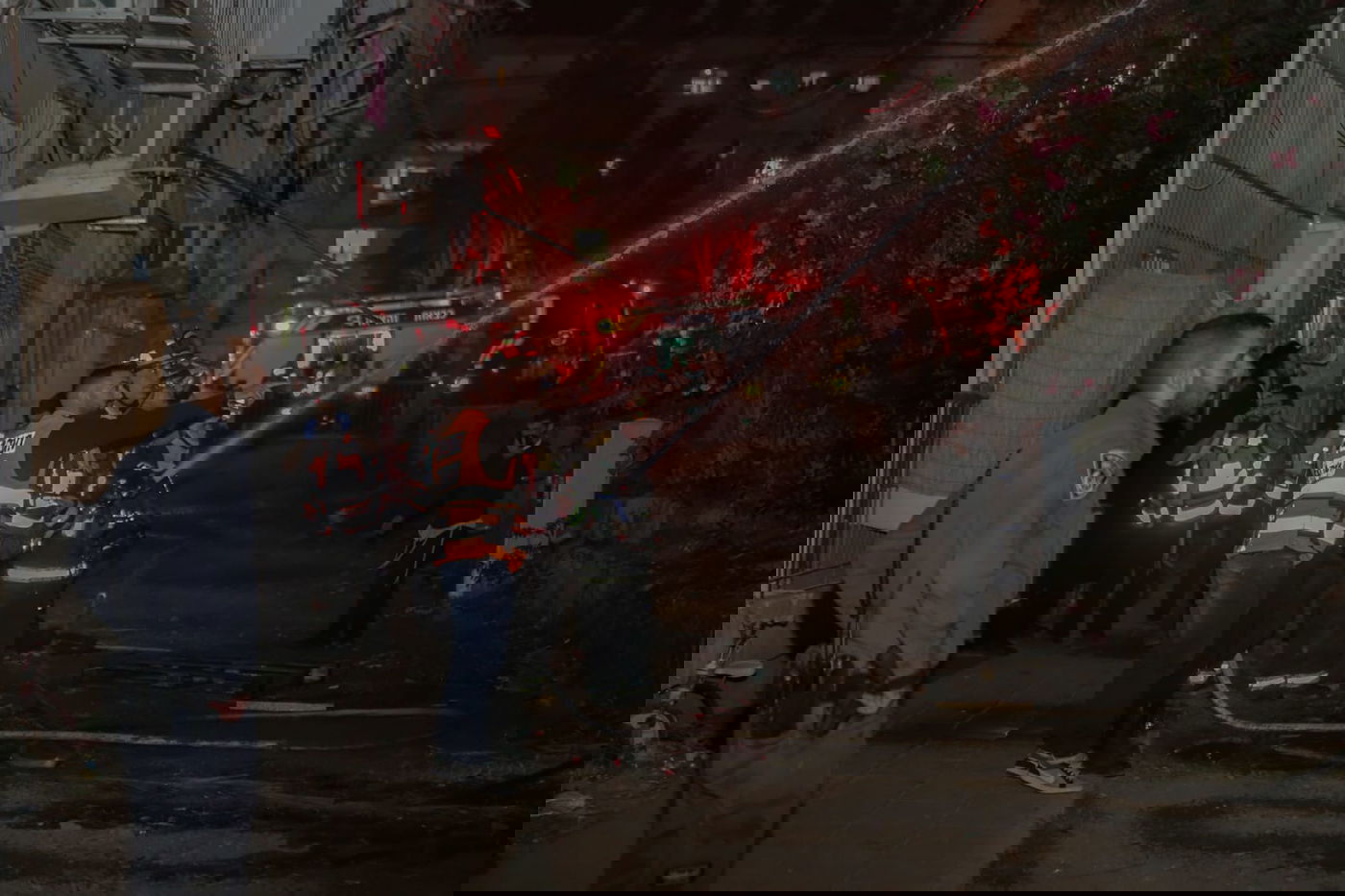 שריפה פרצה בבניין מגורים בשכונת הבוכרים. צפו