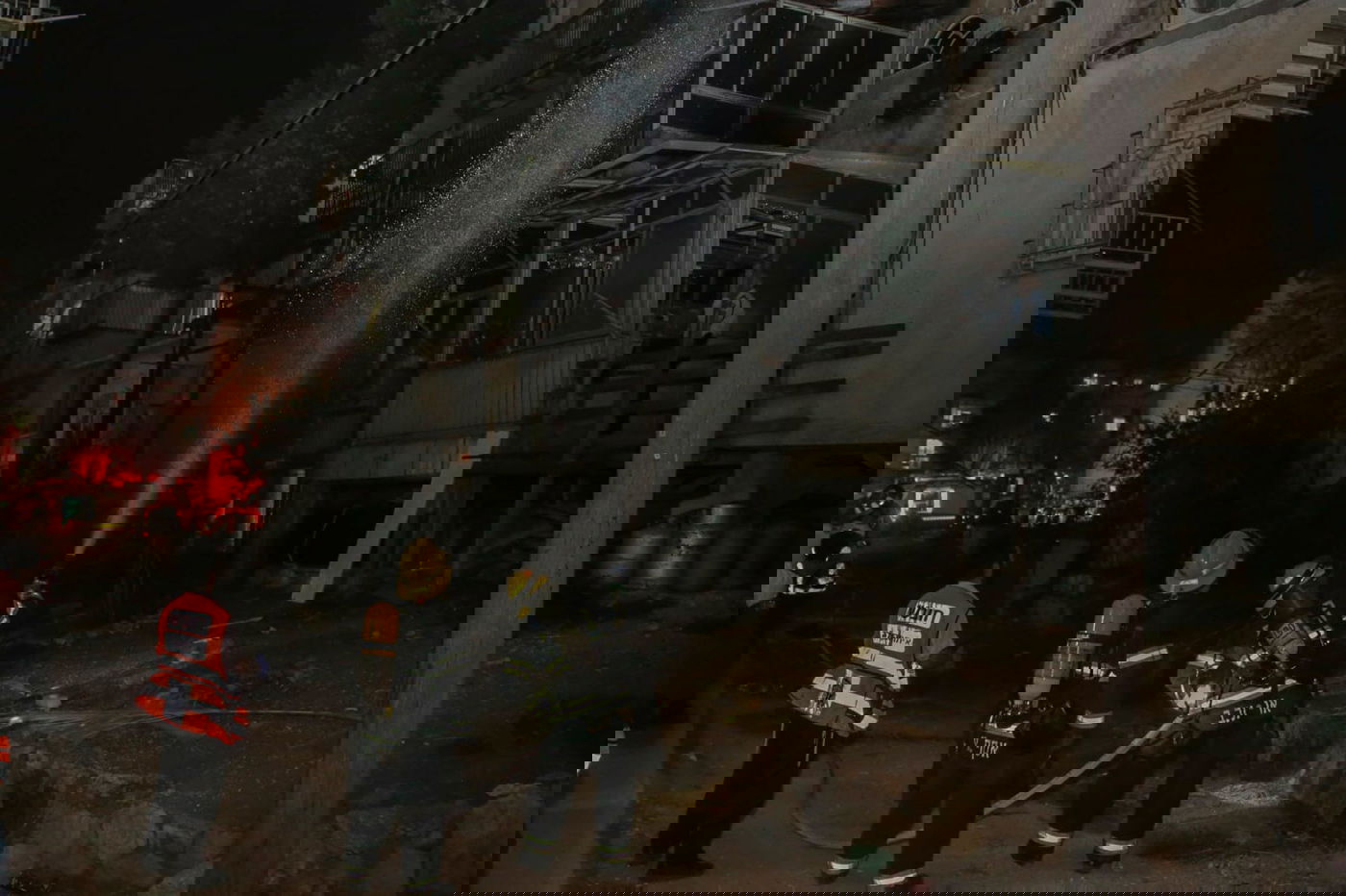 שריפה פרצה בבניין מגורים בשכונת הבוכרים. צפו