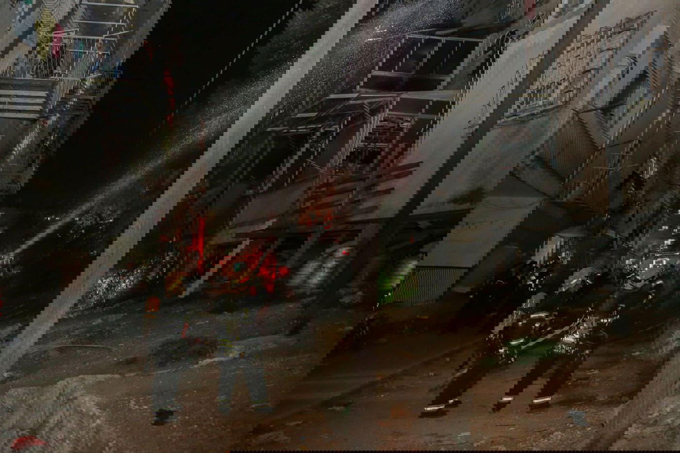 שריפה פרצה בבניין מגורים בשכונת הבוכרים. צפו