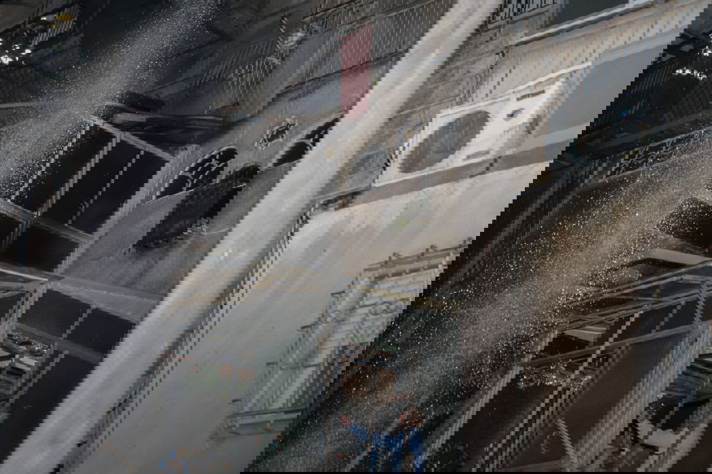 שריפה פרצה בבניין מגורים בשכונת הבוכרים. צפו