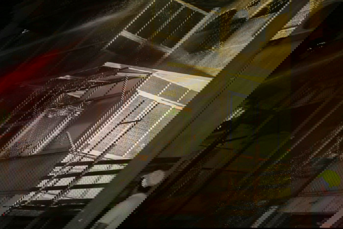 שריפה פרצה בבניין מגורים בשכונת הבוכרים. צפו