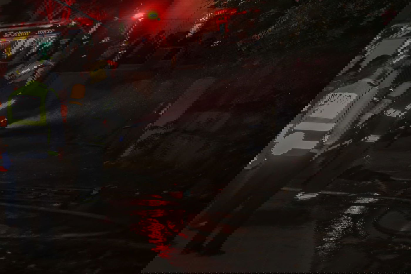 שריפה פרצה בבניין מגורים בשכונת הבוכרים. צפו