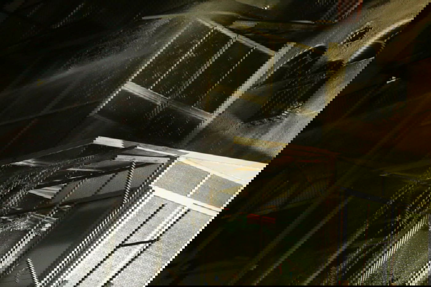 שריפה פרצה בבניין מגורים בשכונת הבוכרים. צפו