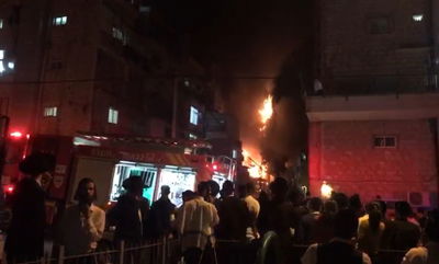 שריפה פרצה בבניין מגורים בשכונת הבוכרים. צפו