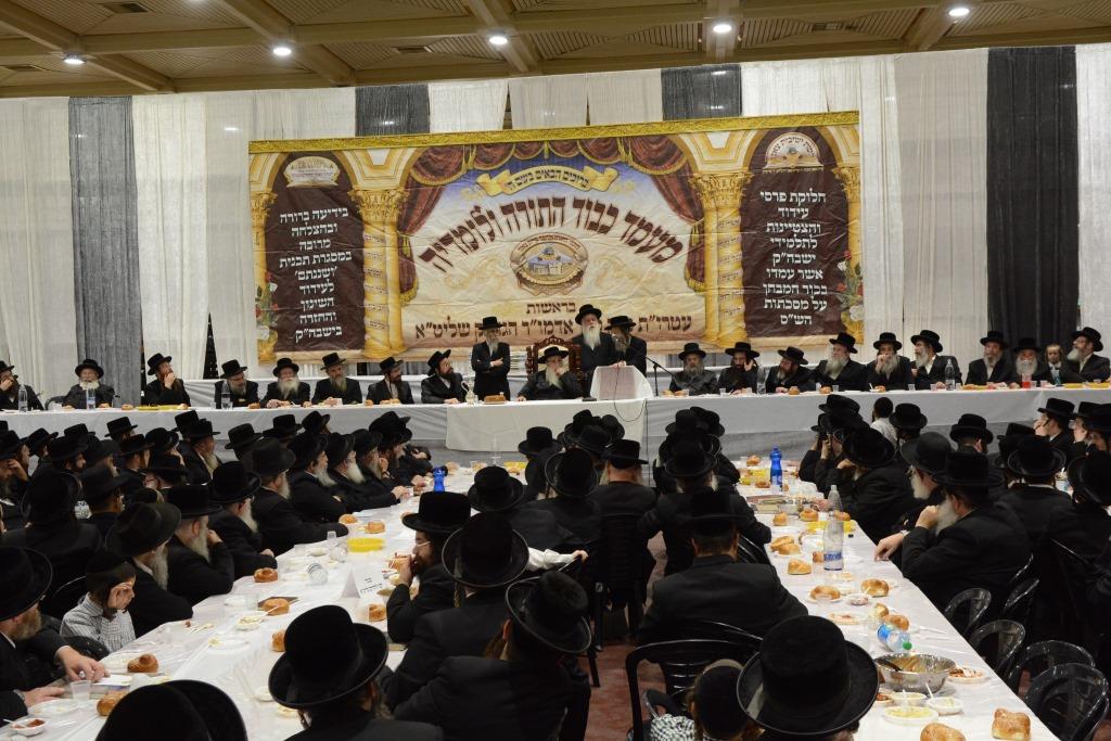 מעמד חלוקת תעודות "צורבא מדרבנן" לבחורי צאנז. תיעוד