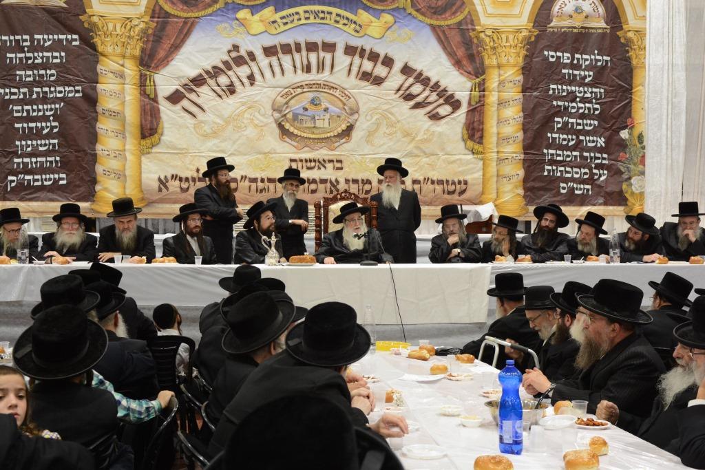 מעמד חלוקת תעודות "צורבא מדרבנן" לבחורי צאנז. תיעוד