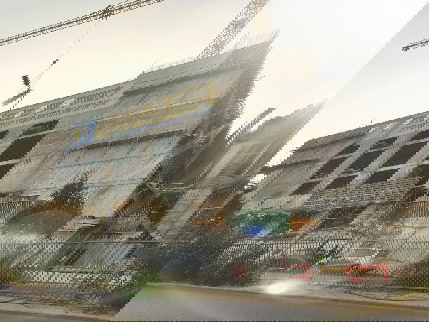 השלט הענק בביהמ"ד גור