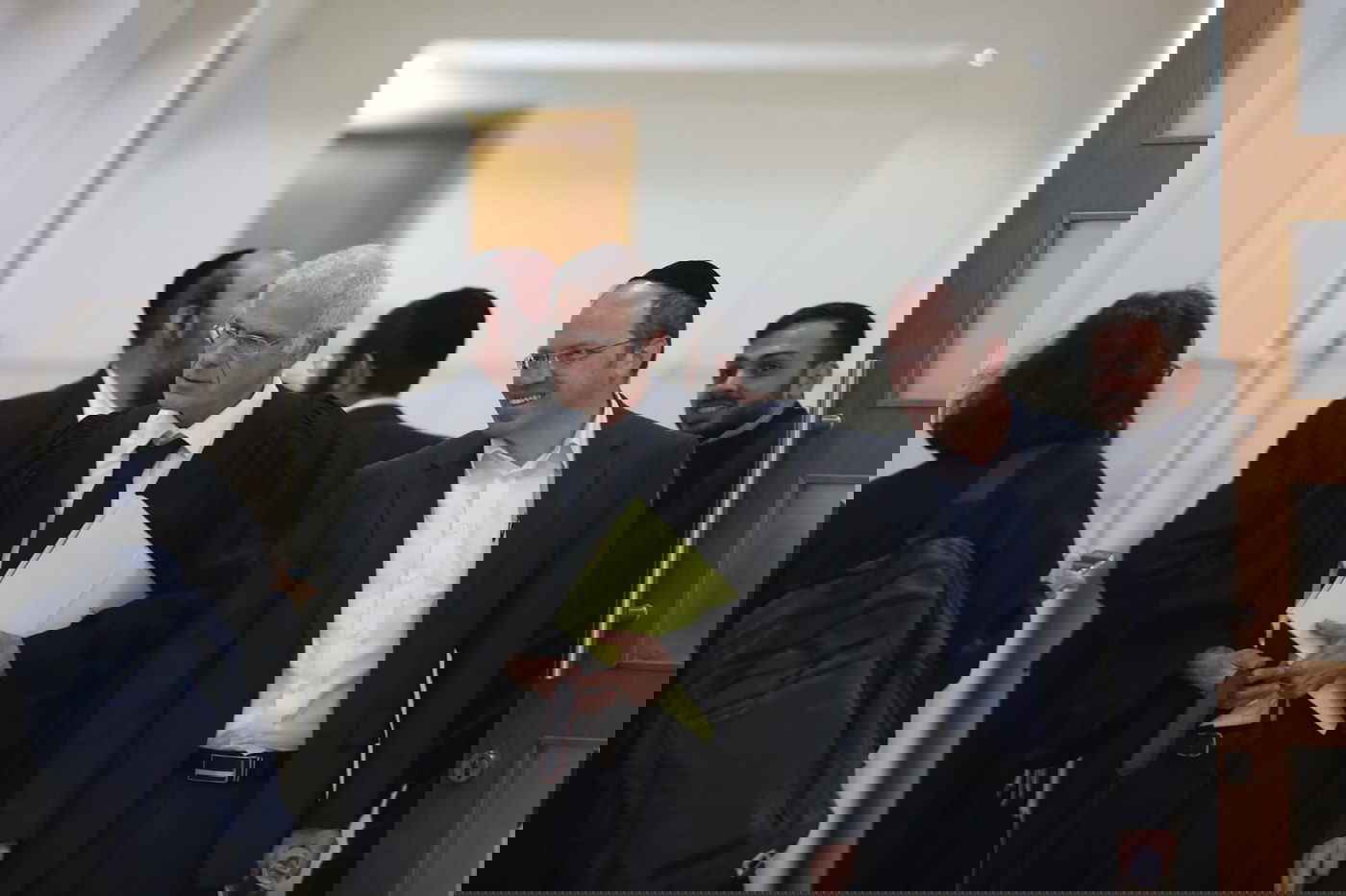 השופט לעותרים: מציע למשוך את העתירה נגד אבוטבול