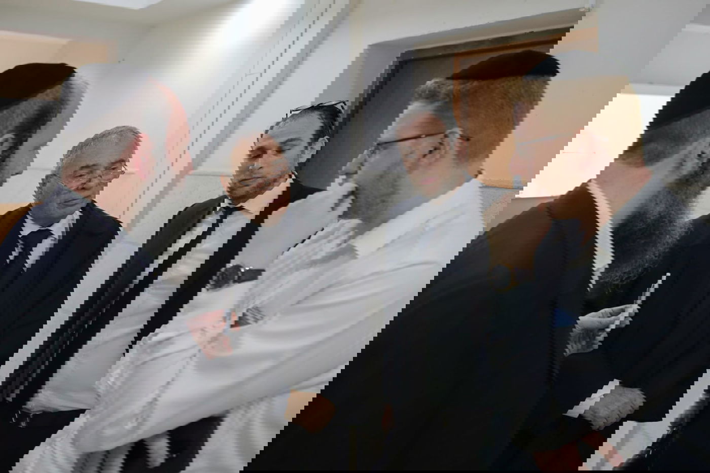 השופט לעותרים: מציע למשוך את העתירה נגד אבוטבול