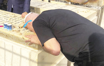 צפו: 'יובל המבולבל' מתפלל בציונו של מרן זצ"ל