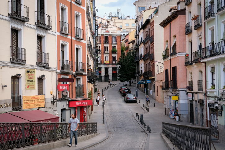 טיול ברחובות מדריד דרך עדשת המצלמה