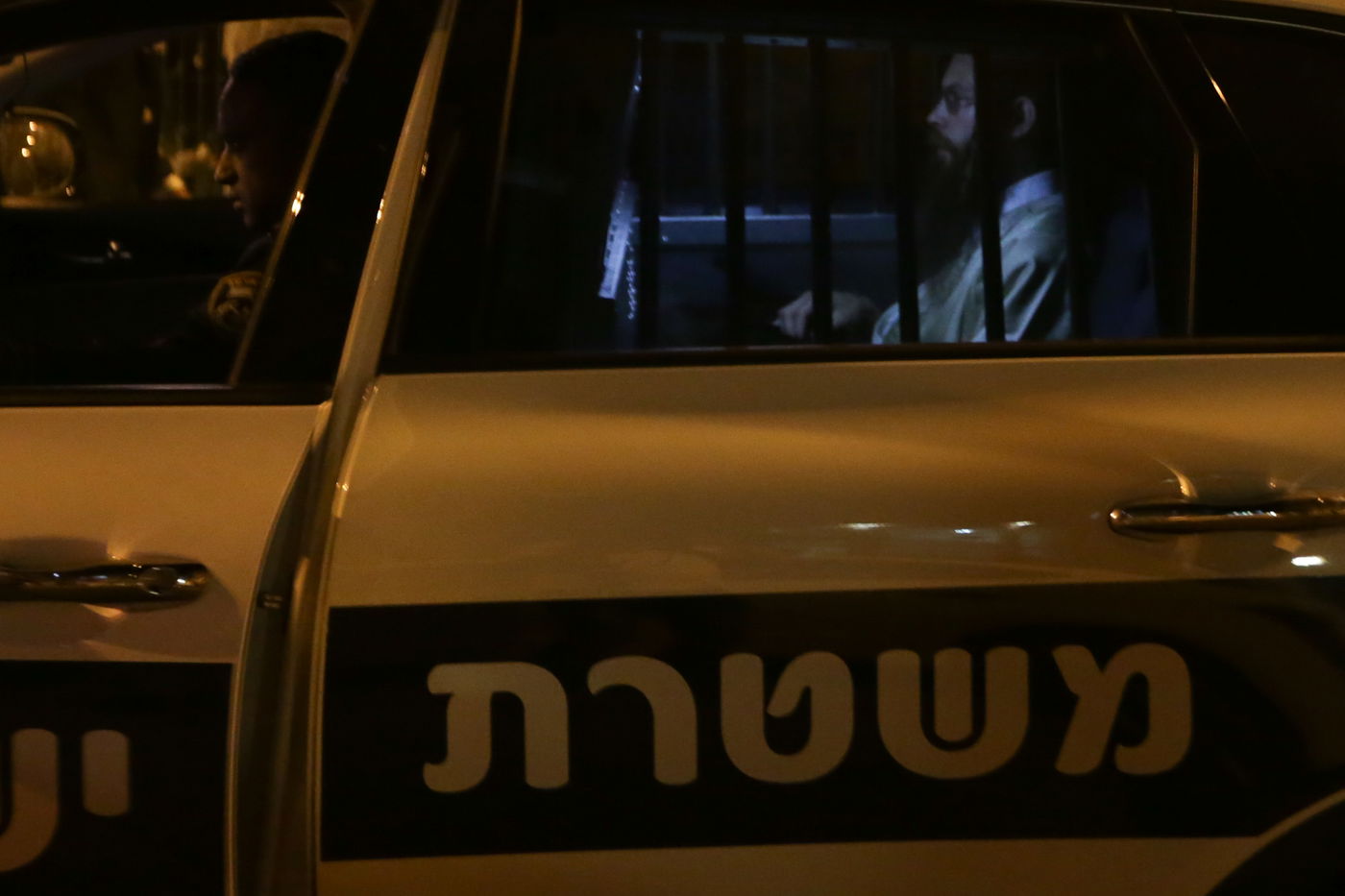 קיצוניים הורידו שלטי פרסומת; נזק נגרם לאוטובוס