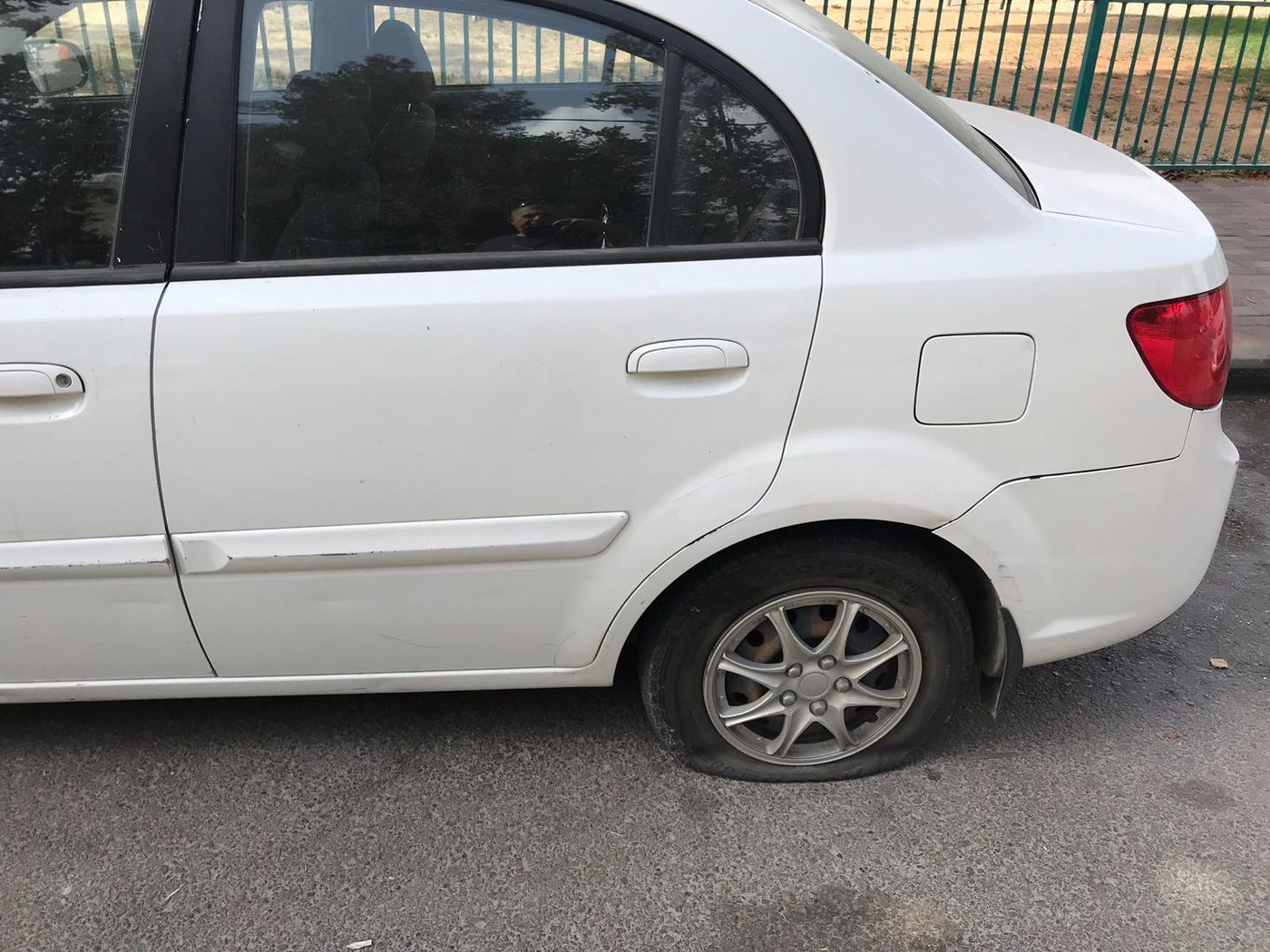 ניקב צמיגי מכוניות רבות בחפץ חד ונעצר