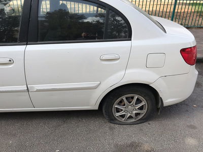 ניקב צמיגי מכוניות רבות בחפץ חד ונעצר