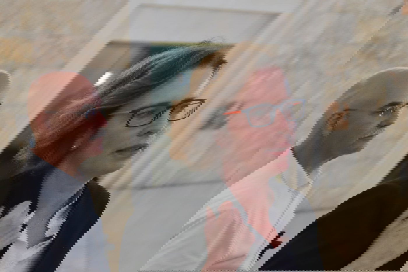 קליש, מחוץ לאולם הדיונים