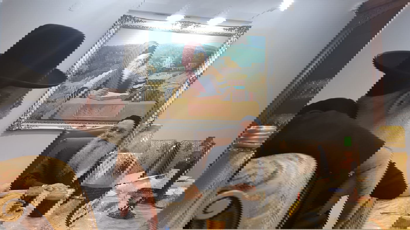 תיעוד: חנוך זייברט מזמין את הרבנים לחתונת בתו