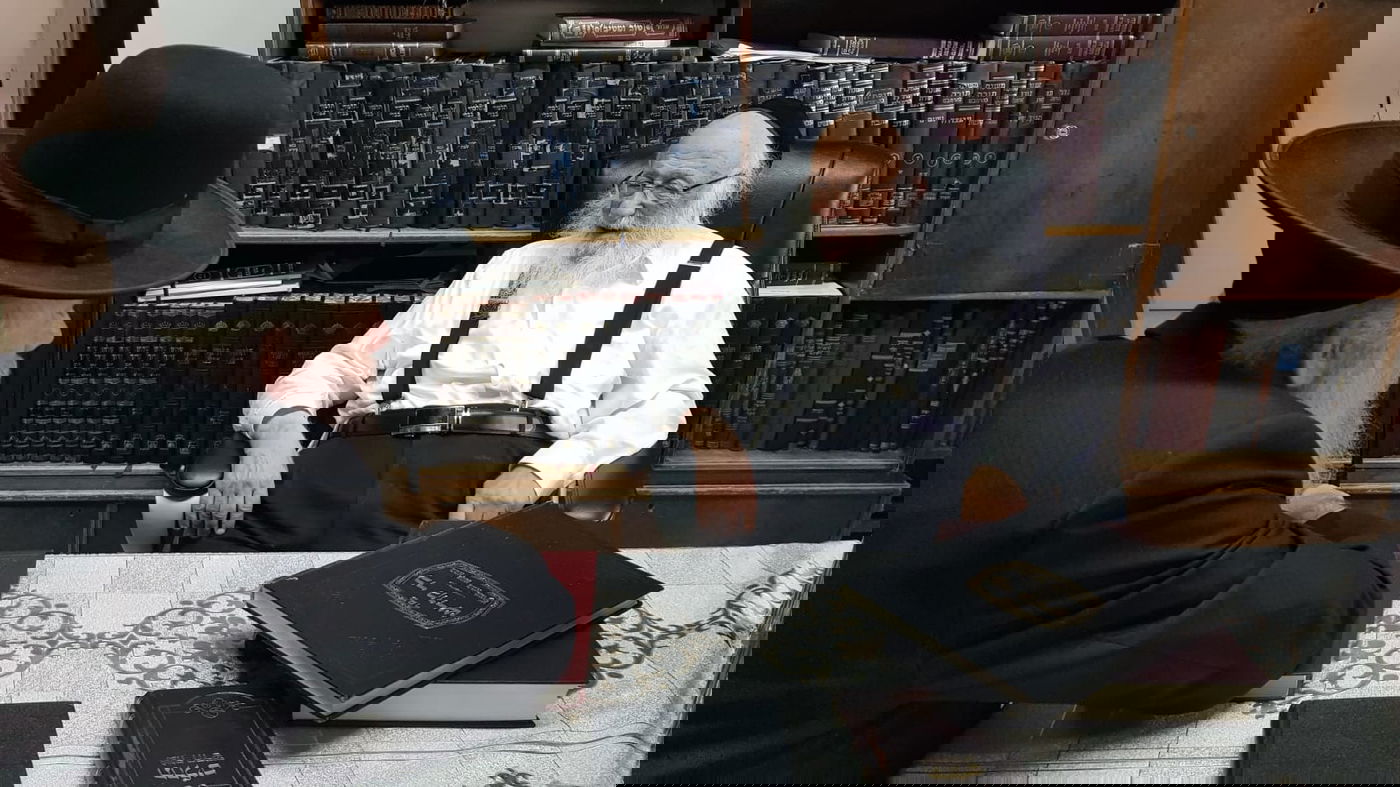 תיעוד: חנוך זייברט מזמין את הרבנים לחתונת בתו