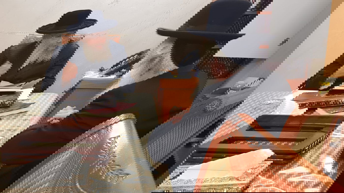 תיעוד: חנוך זייברט מזמין את הרבנים לחתונת בתו