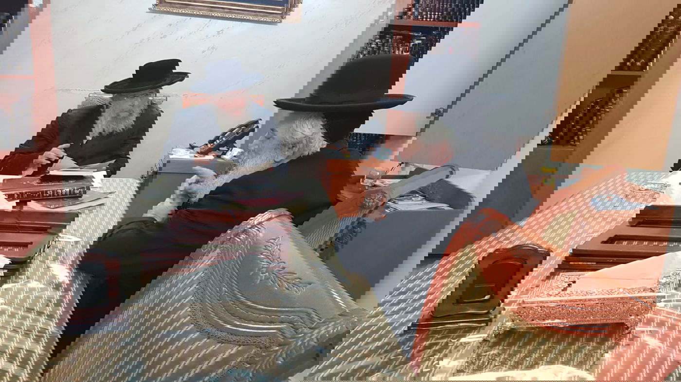 תיעוד: חנוך זייברט מזמין את הרבנים לחתונת בתו