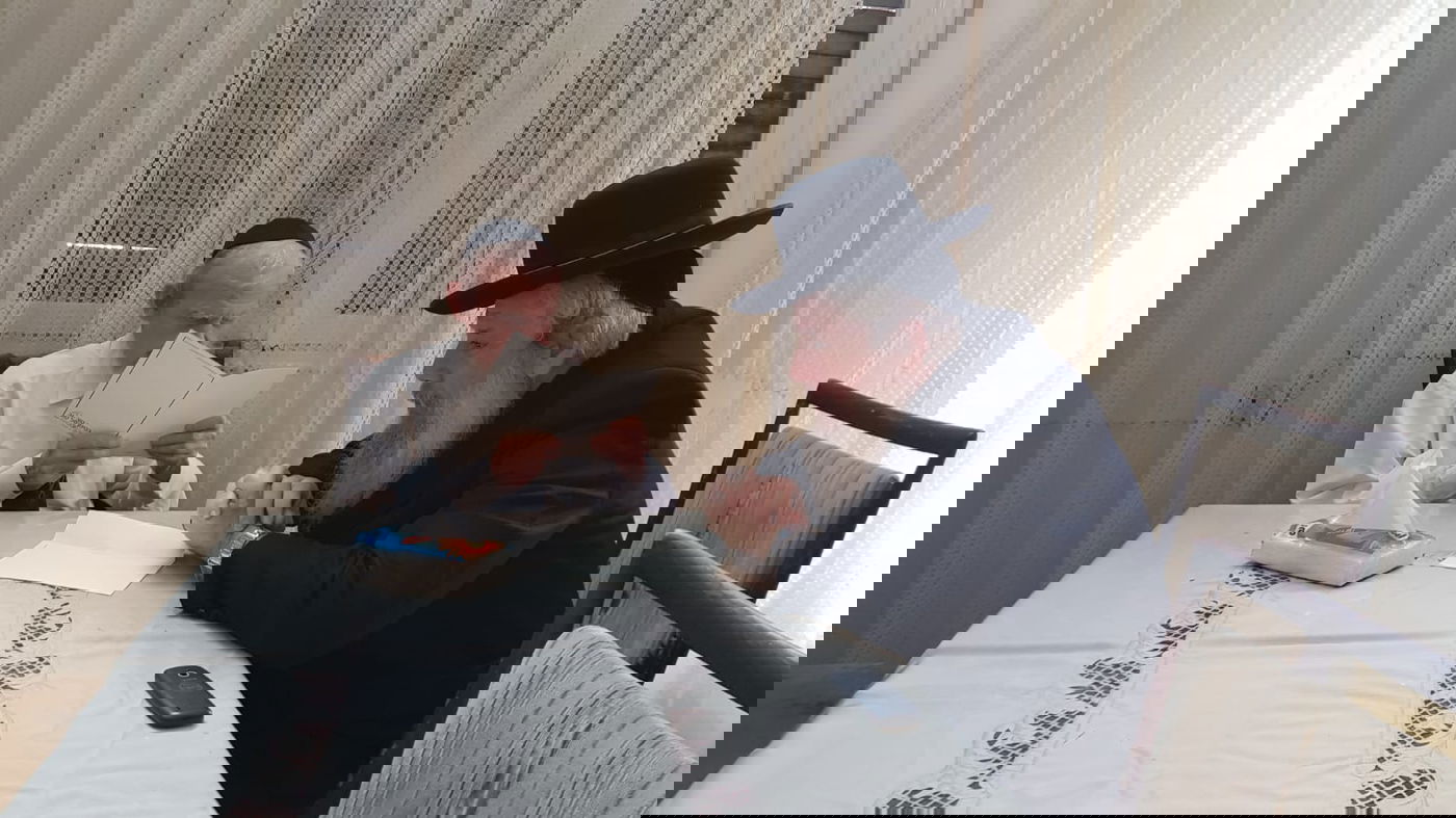 תיעוד: חנוך זייברט מזמין את הרבנים לחתונת בתו