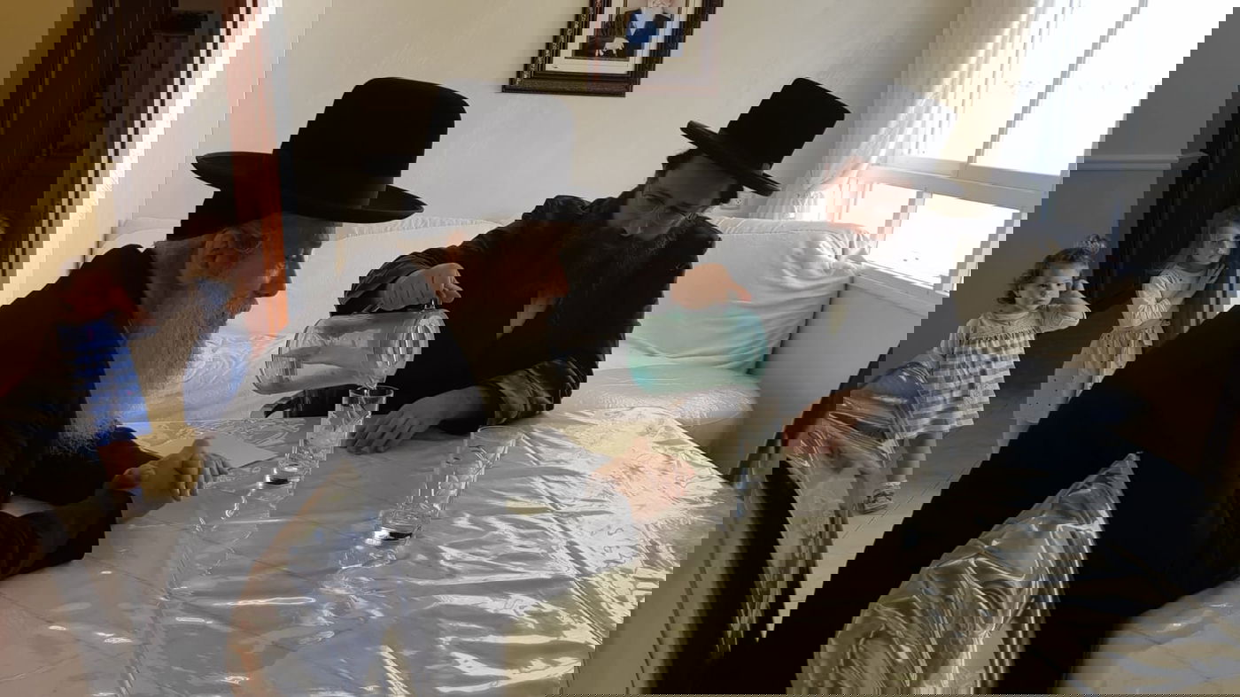 תיעוד: חנוך זייברט מזמין את הרבנים לחתונת בתו