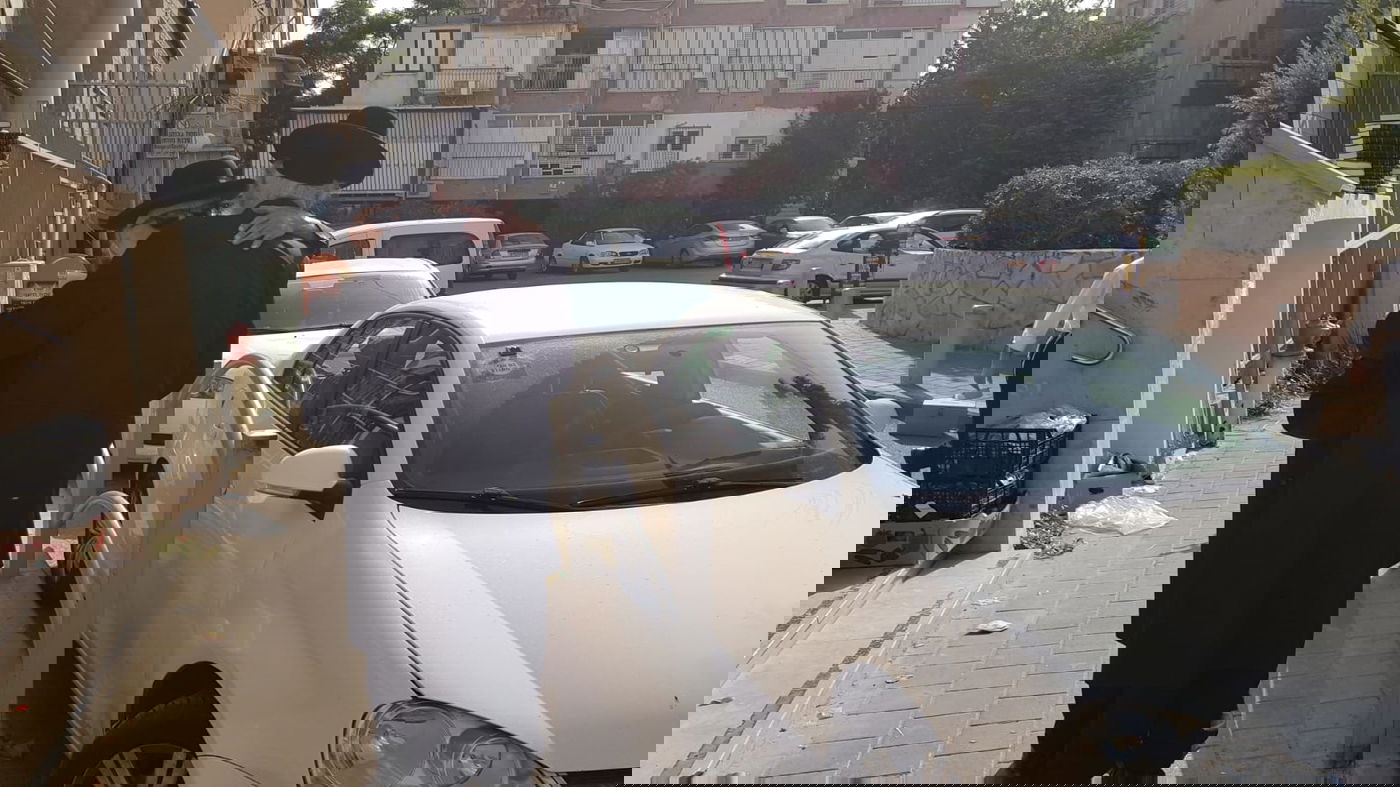 תיעוד: חנוך זייברט מזמין את הרבנים לחתונת בתו