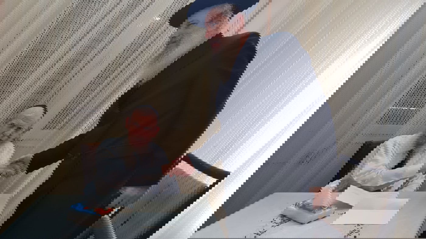 תיעוד: חנוך זייברט מזמין את הרבנים לחתונת בתו