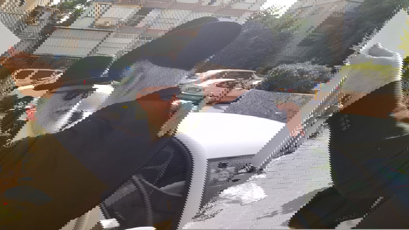 תיעוד: חנוך זייברט מזמין את הרבנים לחתונת בתו