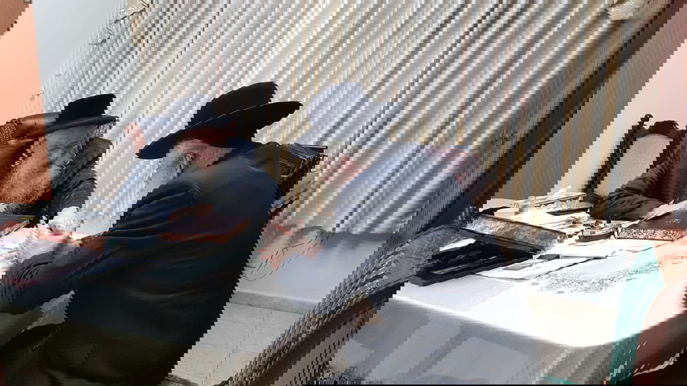 תיעוד: חנוך זייברט מזמין את הרבנים לחתונת בתו