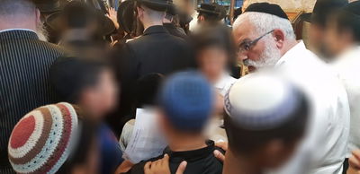 חלק מהילדים הניצולים בעת התפילה על התורמים על ציון קברה של רחל אימנו