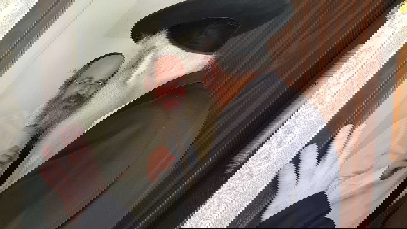 תיעוד: חנוך זייברט מזמין את הרבנים לחתונת בתו