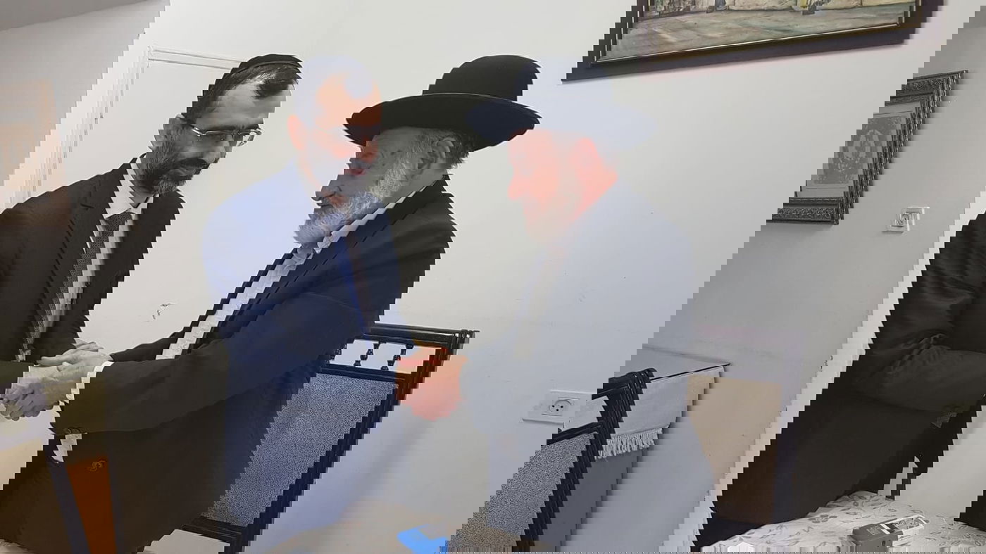 הגאון רבי ציון בוארון לצד יו"ר ש"ס בתל אביב