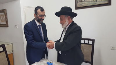 הגאון רבי ציון בוארון לצד יו"ר ש"ס בתל אביב