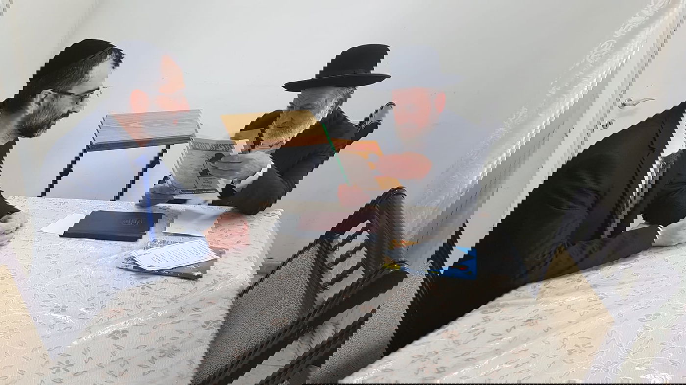 הגאון רבי ציון בוארון לצד יו"ר ש"ס בתל אביב