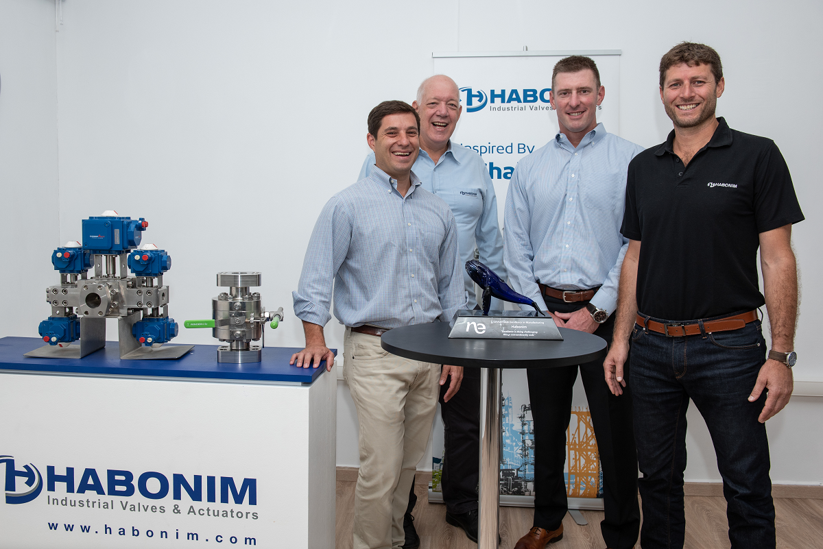 [מימין לשמאל]: אליעד כץ- מנכ״ל הבונים, בריאן הוגאן, מנהל פרויקט לוויתן-נובל אנרג׳י, אורי אדלשטיין- מנהל פרויקט לוויתן, הבונים ביני זומר סגן נשיא לעניינים אזוריים-נובל אנרג׳י.