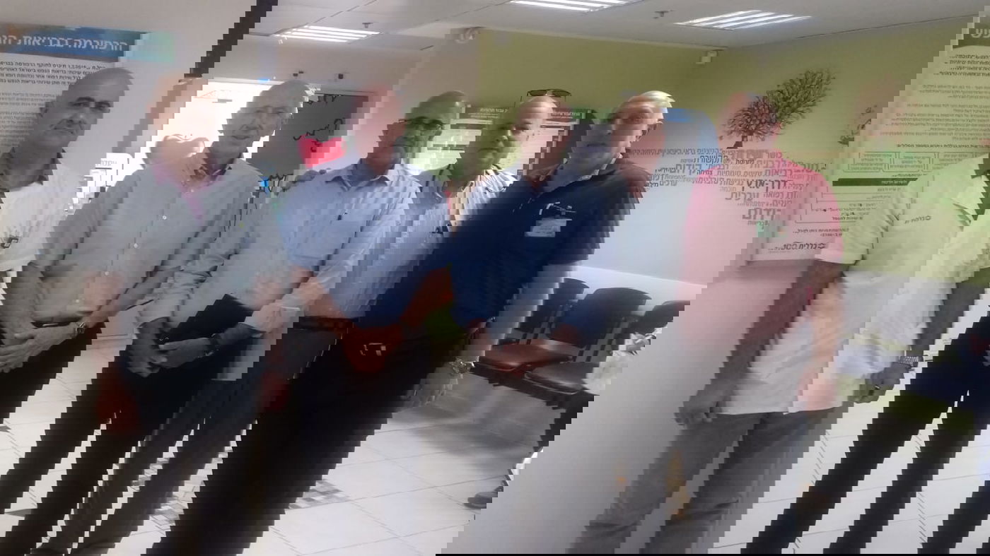 יור דירקטוריון 'כללית' מר אלי אדמוני ומנהל מחוז מרכז מר עופר חברוני במרכז הרפואי 'הלל' באשדוד