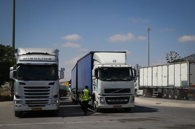 חלק מהמשאיות שנכנסו הבוקר לעזה עם סחורות