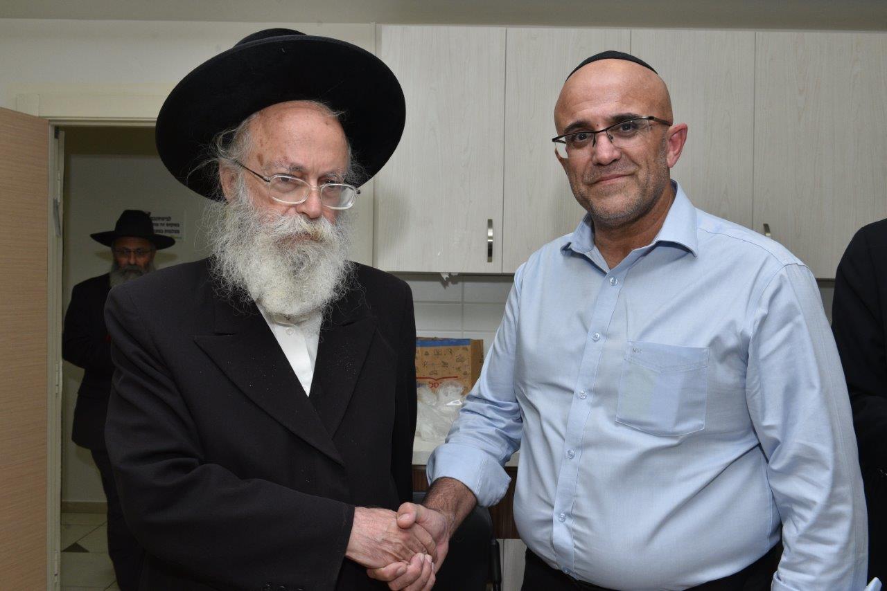 בצילום – מר עופר חברוני והגאון רבי שמואל דוד הכהן גרוס שליטא רב דחסידי גור באשדוד