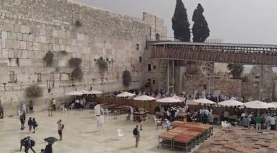 צפו: הגשם הראשון ברחבת הכותל המערבי