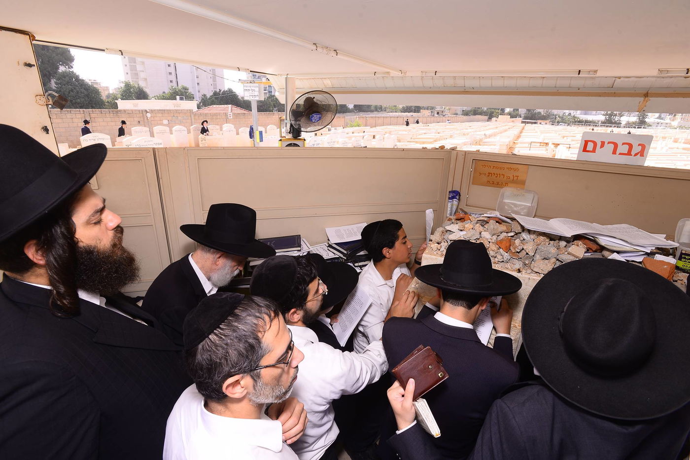 תיעוד: המונים בציונו של מרן הגרא"מ שך זצוק"ל