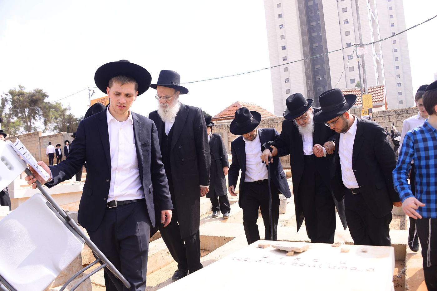 תיעוד: המונים בציונו של מרן הגרא"מ שך זצוק"ל