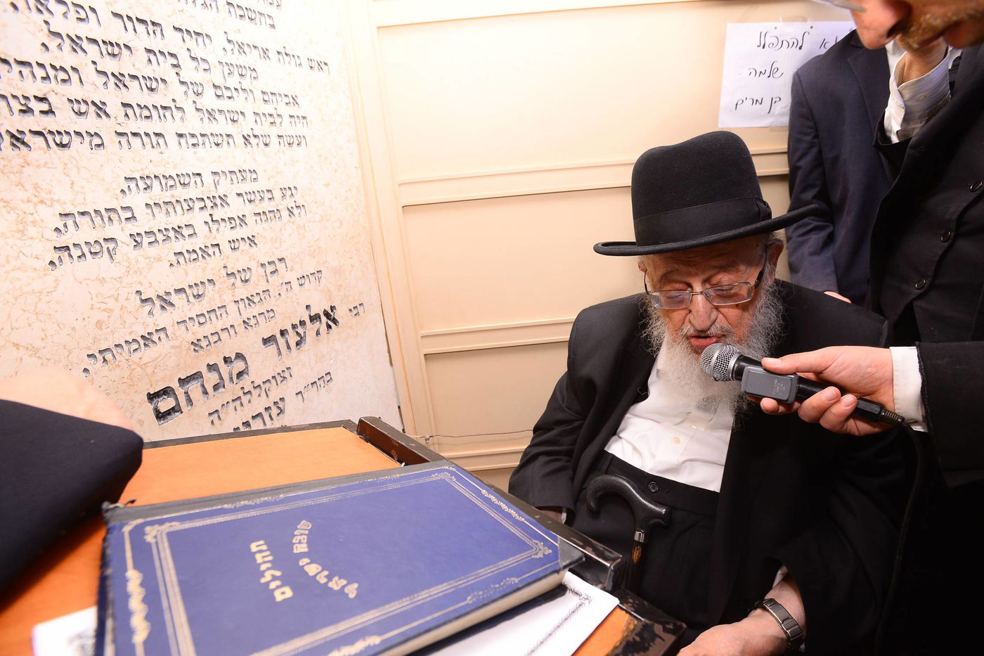 תיעוד: המונים בציונו של מרן הגרא"מ שך זצוק"ל