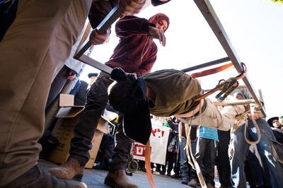 הדגמת עינויים של אנשי הימין