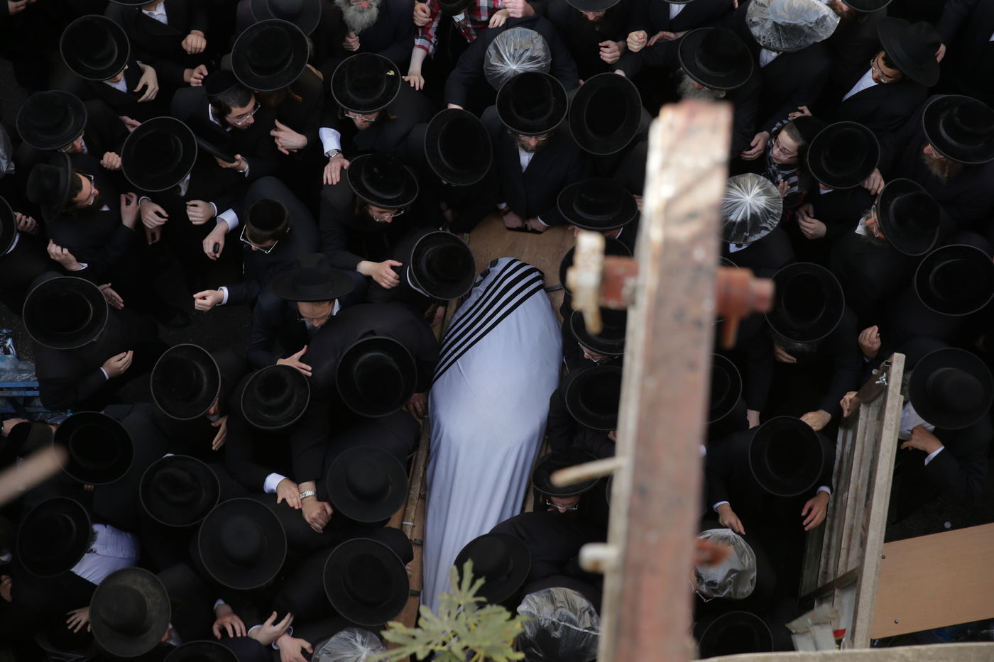 מסע הלווית מנהיג קהילת 'המתמידים' • צפו