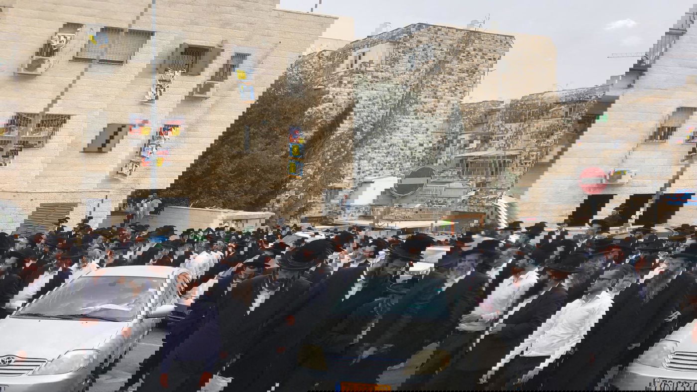 תיעוד: הלווית הגאון רבי לוי יצחק הלפרין זצ"ל